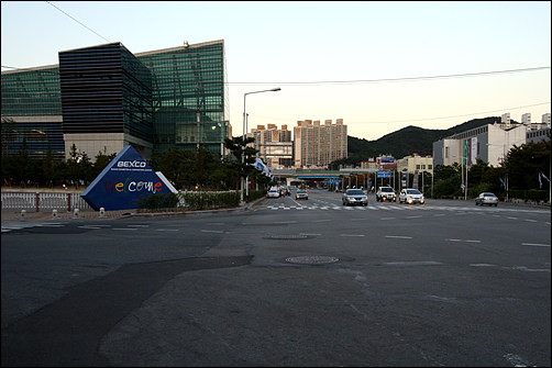 주말동안 실시되는 차없는거리가 부산시의 중단발표로 차량이 통행하고 있다. 